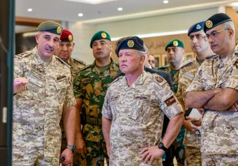 الملك عبد الله يزور المصابين في الكرك