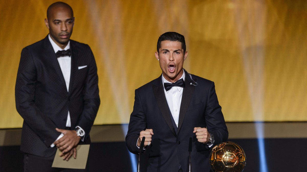 كريستيانو رونالدو يتوج "الأفضل على الإطلاق" ويُوقف 30 يوماً عن منتخب البرتغال
